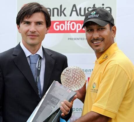Jeev Milkha Singh (Indien, re.) gewinnt die Bank Austria Golf Open 2008 und bekommt die Trophäe von Robert Zadrazil (Chief Operating Officer der Bank Austria Creditanstalt Österreich) überreicht -  Golf Herren Bank Austria Golf Open 2008, PGA European Tour, Pro Am, ProAm Gruppe o0 GolfOpen Oberwaltersdorf Golf Herren Bank Austria Golf Open 2008, PGA European Tour, Pro Am, ProAm Gruppe o0 GolfOpen Oberwaltersdorf