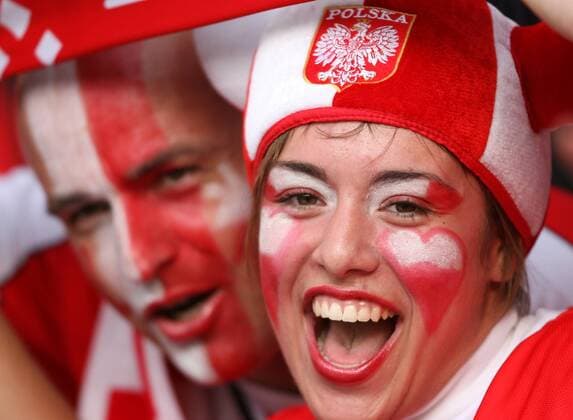 Weiblicher polnischer Fan mit Gesichtsbemalung in Landesfarben - Fußball Herren EURO 2008, EM, Nationalteam, Porträt Klagenfurt Fußball Herren EURO 2008, EM, Nationalteam, Porträt Klagenfurt