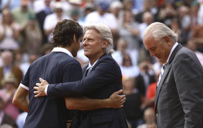 Roger Federer (Schweiz, li.), Zweiter bei den French Open 2008, bekommt Glückwünsche von Björn Borg (Schweden), re. FFT Präsident Christian Bimes (Frankreich) Tennis Herren French Open 2008, Grand Slam, ATP Tour, Finale Gruppe Roland Garros Paris Tennis Herren French Open 2008, Grand Slam, ATP Tour, Finale Gruppe Roland Garros Paris