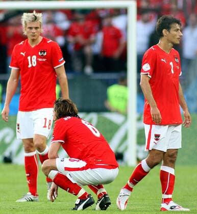 Roman Kienast (li.), Rene Aufhauser (Mitte) und Ivica Vastic (alle Österreich) enttäuscht - Fußball Länderspiel Herren EURO 2008, EM, Nationalteam, Nationaltrikot, Gruppe Wien Enttäuschung, Fußball Länderspiel Herren EURO 2008, EM, Nationalteam, Nationaltrikot, Gruppe Wien Enttäuschung,