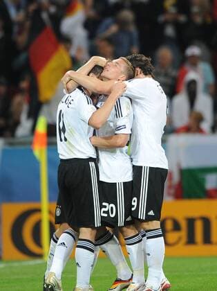 Torjubel Deutschland mit Torschütze Lukas Podolski (Mitte) - Fußball EM Herren Euro 2008, Länderspiel, Nationalmannschaft, Nationaltrikot, premiumd, Aufmacher Gruppe Klagenfurt Freude,