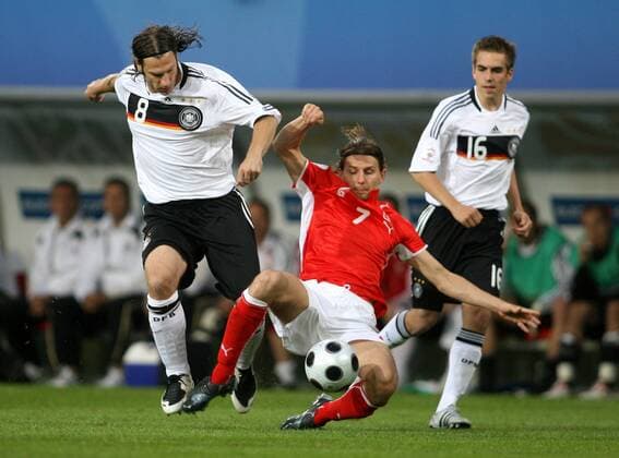 Ebi Smolarek (Polen, Mitte) gegen Torsten Frings (li.) und Philipp Lahm (beide Deutschland) Fußball Länderspiel Herren Euro 2008, EM, Nationalmannschaft, Nationaltrikot, Deutschland - Polen Gruppe Klagenfurt Dynamik,