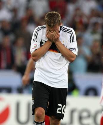 Lukas Podolski (Deutschland) hält sich nach seinen Treffern gegen sein Geburtsland Polen beim Torjubel zurück Fußball Länderspiel Herren Euro 2008, EM, Nationalmannschaft, Nationaltrikot, Einzelbild Klagenfurt Fußball Länderspiel Herren Euro 2008, EM, Nationalmannschaft, Nationaltrikot, Einzelbild Klagenfurt