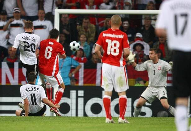 Lukas Podolski (Deutschland, li.) schießt das 2:0 gegen Polen Fußball Länderspiel Herren Euro 2008, EM, Nationalmannschaft, Nationaltrikot, Deutschland - Polen 2:0 Gruppe Klagenfurt Dynamik, Fußball Länderspiel Herren Euro 2008, EM, Nationalmannschaft, Nationaltrikot, Deutschland - Polen 2:0 Gruppe Klagenfurt Dynamik,