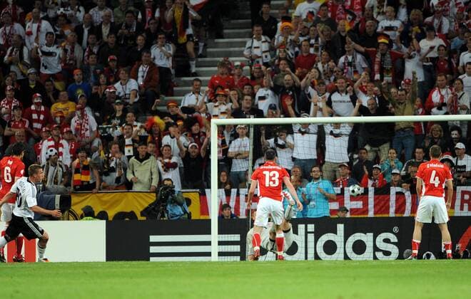 Lukas Podolski (Deutschland, 2.v.li.) trifft zum 2:0 gegen Polen - Fußball Länderspiel Herren EURO 2008, EM, Nationalteam, Nationaltrikot, Deutschland - Polen 2:0 Totale Klagenfurt Fußball Länderspiel Herren EURO 2008, EM, Nationalteam, Nationaltrikot, Deutschland - Polen 2:0 Totale Klagenfurt