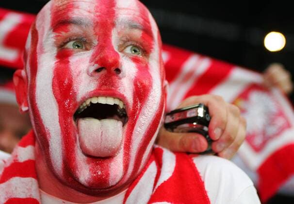 Polnischer Fan mit Gesichtsbemalung in den Landesfarben streckt seine Zunge raus Fußball EM Herren Euro 2008, Länderspiel, Nationalteam Porträt Klagenfurt Fußball EM Herren Euro 2008, Länderspiel, Nationalteam Porträt Klagenfurt