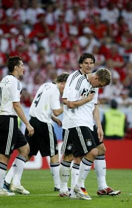 Lukas Podolski (re.) andächtig - Aus Respekt vor seinem Geburtsland verzichtet er auf auffälligen Torjubel - Mario Gomez (2.v.re.) und Miroslav Klose (alle Deutschland) sind derlei Gewissenskonflikte fremd - Fußball EM Herren EURO 2008, Länderspiel, Nationalmannschaft, Nationaltrikot, Deutschland - Polen 2:0 Gruppe Klagenfurt Freude, Fußball EM Herren EURO 2008, Länderspiel, Nationalmannschaft, Nationaltrikot, Deutschland - Polen 2:0 Gruppe Klagenfurt Freude,