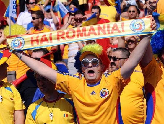 Rumänischer Fan präsentiert seinen Schal - Fußball Länderspiel Herren EURO 2008, EM, Nationalteam, Nationaltrikot Gruppe Zürich Freude, Fußball Länderspiel Herren EURO 2008, EM, Nationalteam, Nationaltrikot Gruppe Zürich Freude,