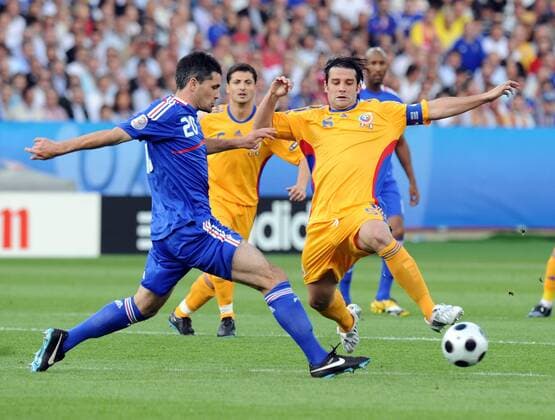 Jeremy Toulalan (Frankreich, li.) gegen Christian Chivu (Rumänien) - Fußball Länderspiel Herren EURO 2008, EM, Nationalmannschaft, Nationaltrikot Gruppe Zürich Fußball Länderspiel Herren EURO 2008, EM, Nationalmannschaft, Nationaltrikot Gruppe Zürich