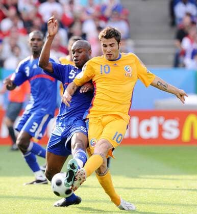 Adrian Mutu (Rumänien, re.) gegen William Gallas (Frankreich) - Fußball Länderspiel Herren EURO 2008, EM, Nationalmannschaft, Nationaltrikot, Frankreich Rumänien 0:0 Gruppe Zürich Dynamik, Fußball Länderspiel Herren EURO 2008, EM, Nationalmannschaft, Nationaltrikot, Frankreich Rumänien 0:0 Gruppe Zürich Dynamik,