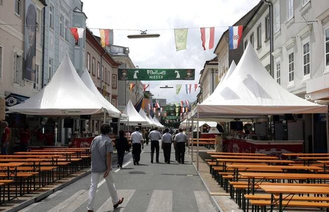 Über die Oktober Straße in Klagenfurt gelangt man zur Fanzone auf dem Messegelände -  Fußball EM Herren Euro 2008, Totale Klagenfurt Leere Fußball EM Herren Euro 2008, Totale Klagenfurt Leere