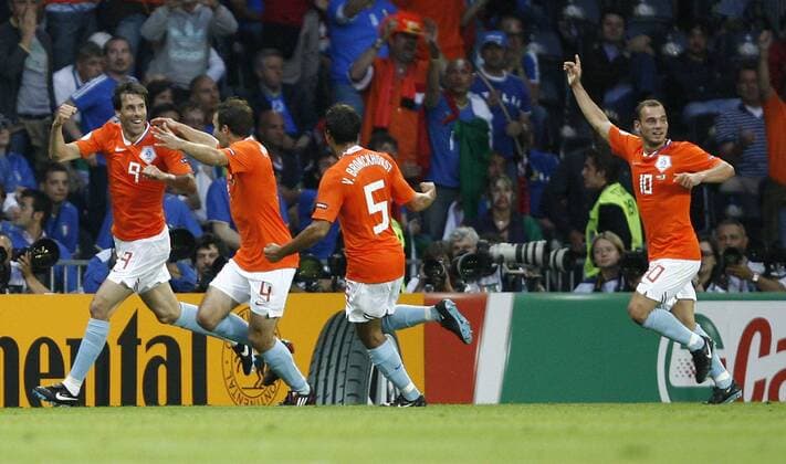 Torjubel Niederlande, u.a. Torschütze Ruud van Nistelrooy (li.) - Fußball Länderspiel Herren EURO 2008, EM, Nationalteam, Nationaltrikot, Niederlande - Italien Gruppe Bern Freude, Fußball Länderspiel Herren EURO 2008, EM, Nationalteam, Nationaltrikot, Niederlande - Italien Gruppe Bern Freude,