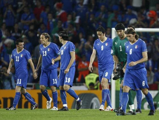 Italien enttäuscht - V.li. Antonio di Natale, Massimo Ambrosini, Gianluca Zambrotta, Luca Toni -  Fußball EM Herren EURO 2008, Länderspiel, Nationalmannschaft, Nationaltrikot Gruppe Bern Fußball EM Herren EURO 2008, Länderspiel, Nationalmannschaft, Nationaltrikot Gruppe Bern