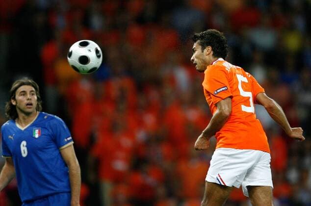 Giovanni van Bronckhorst (Niederlande, re.) im Duell - Fußball Länderspiel Herren EURO 2008, EM, Nationalteam, Nationaltrikot, Italien - Niederlande Gruppe Bern Dynamik, Fußball Länderspiel Herren EURO 2008, EM, Nationalteam, Nationaltrikot, Italien - Niederlande Gruppe Bern Dynamik,