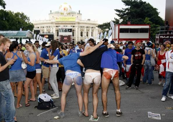 Fußballfans aus Frankreich mit den Landesfarben ihres Landes auf dem Hintern Fußball EM Herren Euro 2008, Nationalteam, Public Viewing, Live Übertragung, Fußballübertragung, Liveübertragung Gruppe Wien Begeisterung, Freude, Komik, Fußball EM Herren Euro 2008, Nationalteam, Public Viewing, Live Übertragung, Fußballübertragung, Liveübertragung Gruppe Wien Begeisterung, Freude, Komik,