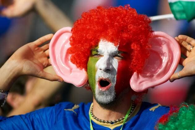 Italienischer Fan mit Perücke, Segelohren und Gesichtsbemalung in den Landesfarben -  - Fußball EM Herren Euro 2008, Länderspiel, Nationalteam, Italien Porträt Bern Fußball EM Herren Euro 2008, Länderspiel, Nationalteam, Italien Porträt Bern