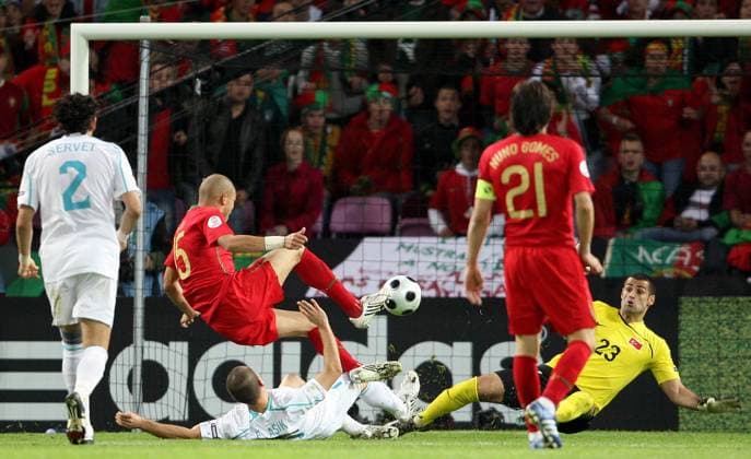 Pepe (Portugal, 2.v.li.) gegen Torwart Volkan Demirel (Türkei) - Fußball Länderspiel Herren EURO 2008, EM, Nationalmannschaft, Nationaltrikot, Gruppe Genf Dynamik, Fußball Länderspiel Herren EURO 2008, EM, Nationalmannschaft, Nationaltrikot, Gruppe Genf Dynamik,
