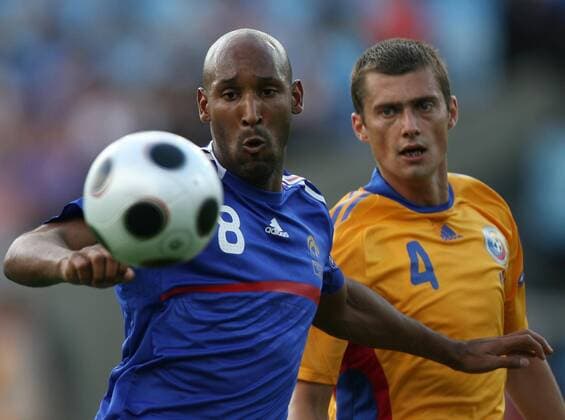 Nicolas Anelka (Frankreich, li.) gegen Gabriel Tamas (Rumänien) - Fußball Länderspiel Herren EURO 2008, EM, Nationalteam, Nationaltrikot, Rumänien - Frankreich 0:0 Gruppe Zürich Dynamik, Fußball Länderspiel Herren EURO 2008, EM, Nationalteam, Nationaltrikot, Rumänien - Frankreich 0:0 Gruppe Zürich Dynamik,
