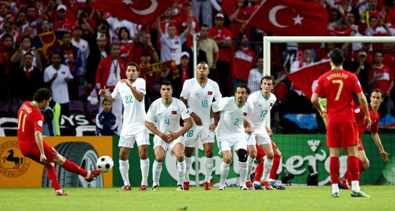 Freistoß Simao (Portugal, li.) gegen die Türkische Freistoßmauer v.li.: Hamit Altintop, Gökhan Zan, Kazim Colin Richards, Servet Cetin und Tuncay Sanli (alle Türkei) - Fußball Länderspiel Herren EURO 2008, EM, Nationalteam, Nationaltrikot, Portugal - Türkei 2:0 Gruppe Genf Dynamik, Fußball Länderspiel Herren EURO 2008, EM, Nationalteam, Nationaltrikot, Portugal - Türkei 2:0 Gruppe Genf Dynamik,