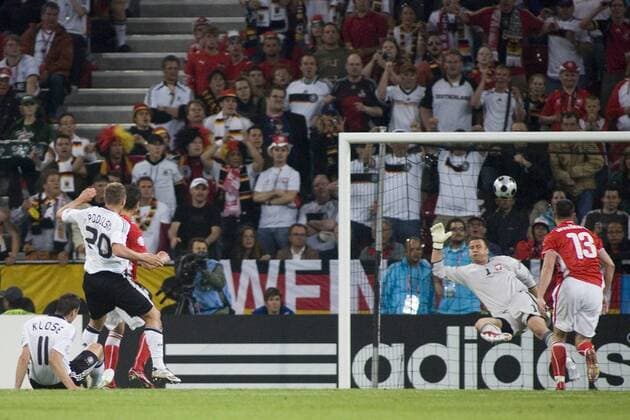 Lukas Podolski (Deutschland, 2.v.li.) trifft zum 2:0 gegen Polen Fußball EM Herren Euro 2008, Nationalmannschaft, Länderspiel, Nationaltrikot, Deutschland - Polen 2:0 Gruppe Klagenfurt Dynamik, Fußball EM Herren Euro 2008, Nationalmannschaft, Länderspiel, Nationaltrikot, Deutschland - Polen 2:0 Gruppe Klagenfurt Dynamik,