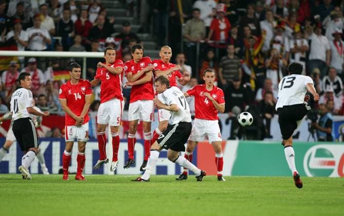Michael Ballack (Deutschland, re.) - Freistoß Fußball EM Herren EURO 2008, Länderspiel, Nationalmannschaft, Nationaltrikot Totale Klagenfurt Dynamik, Fußball EM Herren EURO 2008, Länderspiel, Nationalmannschaft, Nationaltrikot Totale Klagenfurt Dynamik,