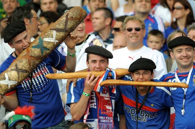 Französische Fans bedienen ein allseits bekanntes Klischee - Baguette in jeder Lebenslage -  (pan26369) Fußball EM Herren Euro 2008, Länderspiel, Nationalteam Gruppe Zürich Fußball EM Herren Euro 2008, Länderspiel, Nationalteam Gruppe Zürich