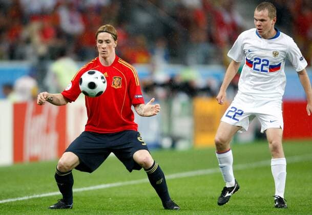 Fernando Torres (Spanien, li.) gegen Aleksandr Anyukov (Russland) -  Fußball EM Herren EURO 2008, Länderspiel, Nationalmannschaft, Nationaltrikot Gruppe Innsbruck Dynamik, Fußball EM Herren EURO 2008, Länderspiel, Nationalmannschaft, Nationaltrikot Gruppe Innsbruck Dynamik,