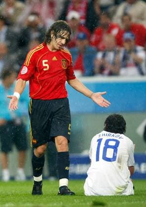 Carles Puyol (Spanien, li.) beschwert sich bei Yuriy Zhirkov (Russland) -  Fußball EM Herren EURO 2008, Länderspiel, Nationalmannschaft, Nationaltrikot Gruppe Innsbruck Fußball EM Herren EURO 2008, Länderspiel, Nationalmannschaft, Nationaltrikot Gruppe Innsbruck