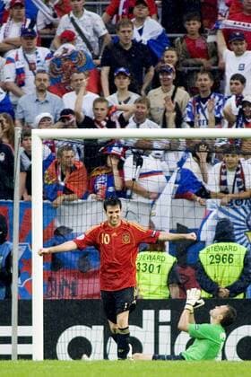 Cesc Fabregas (Spanien) - Torjubel, Torwart Igor Akinfeev (Russland) enttäuscht Fußball EM Herren Euro 2008, Länderspiel, Nationalteam, Nationaltrikot Einzelbild Innsbruck Freude, Enttäuschung, Fußball EM Herren Euro 2008, Länderspiel, Nationalteam, Nationaltrikot Einzelbild Innsbruck Freude, Enttäuschung,