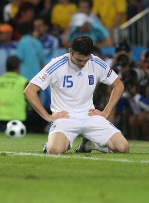 Vasileios Torosidis (Griechenland) enttäuscht am Boden Fußball EM Herren EURO 2008, Nationalteam, Nationaltrikot, Länderspiel, Griechenland Einzelbild Salzburg Enttäuschung, Verzweiflung, Fußball EM Herren EURO 2008, Nationalteam, Nationaltrikot, Länderspiel, Griechenland Einzelbild Salzburg Enttäuschung, Verzweiflung,