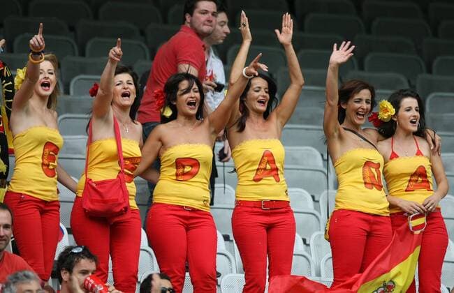 Spanische Fangruppe feuert ihr Team an Fußball EM Herren Euro 2008, Länderspiel, Nationalteam, Spanien Gruppe Innsbruck Fußball EM Herren Euro 2008, Länderspiel, Nationalteam, Spanien Gruppe Innsbruck