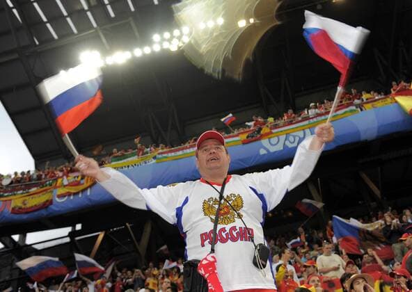 Russischer Fan mit der Nationalfahne Fußball EM Herren Euro 2008, Länderspiel, Nationalteam, Einzelbild Innsbruck Fußball EM Herren Euro 2008, Länderspiel, Nationalteam, Einzelbild Innsbruck