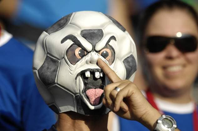 Italienischer Fan popelt in seiner Fußballmaske Fußball EM Herren EURO 2008, Länderspiel, Nationalmannschaft, Italien Porträt Bern Fußball EM Herren EURO 2008, Länderspiel, Nationalmannschaft, Italien Porträt Bern