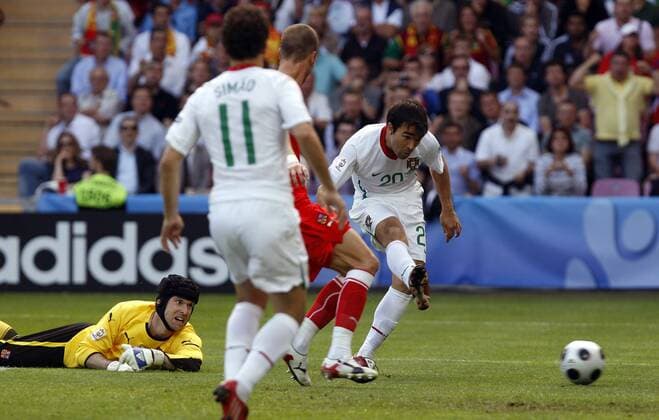 Deco (Portugal, re.) trifft zum 0:1 gegen Torwart Petr Cech (Tschechien) -  - NOxONLINExUSE Fußball EM Herren Euro 2008, Länderspiel, Nationalteam, Nationaltrikot, Tschechien - Portugal 1:3 Gruppe Genf Dynamik, Fußball EM Herren Euro 2008, Länderspiel, Nationalteam, Nationaltrikot, Tschechien - Portugal 1:3 Gruppe Genf Dynamik,