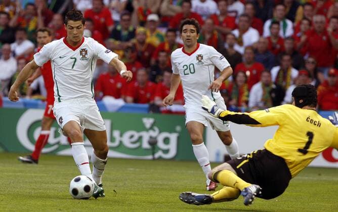 Cristiano Ronaldo (Portugal, li.) gegen Torwart Petr Cech (Tschechien) -  - NOxONLINExUSE Fußball EM Herren Euro 2008, Länderspiel, Nationalteam, Nationaltrikot, Tschechien - Portugal 1:3 Gruppe Genf Dynamik, Fußball EM Herren Euro 2008, Länderspiel, Nationalteam, Nationaltrikot, Tschechien - Portugal 1:3 Gruppe Genf Dynamik,