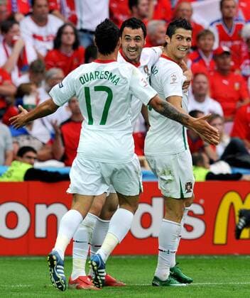 Cristiano Ronaldo (re.) und Hugo Almeida (beide Portugal) - Torjubel - Fußball EM Herren Euro 2008, Länderspiel, Nationalteam, Nationaltrikot Gruppe Genf Freude,