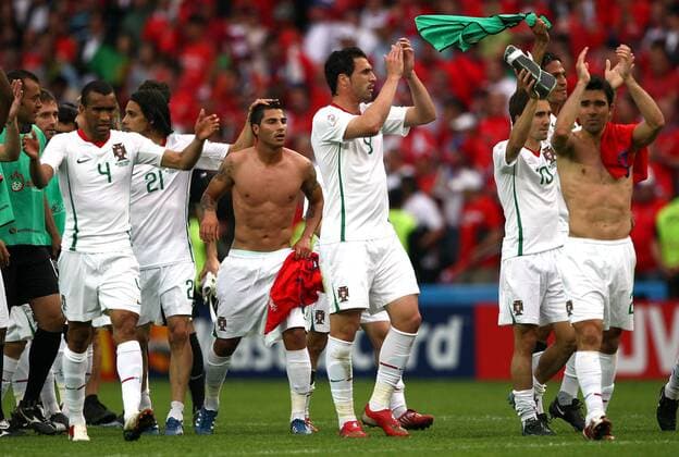 Schlußjubel Portugal, v.li.: Jose Bosingwa, Nuno Gomes, Quaresma, Hugo Almeida, Joao Moutinho und Deco -  Fußball EM Herren EURO 2008, Länderspiel, Nationalteam, Nationaltrikot Gruppe Genf Freude,
