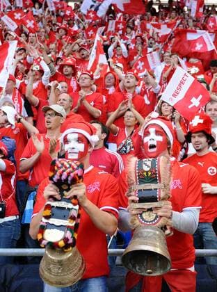 Schweizer Fans sorgen mit Kuhglocken für Stimmung - Fußball EM Herren Euro 2008, Länderspiel, Nationalteam, Totale Basel Freude,