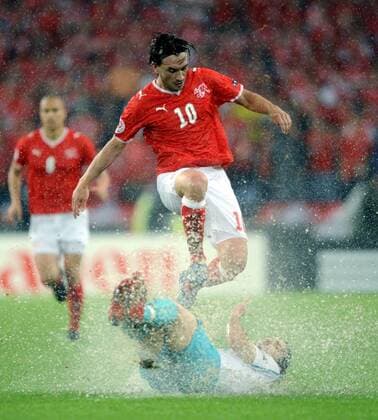 Hakan Yakin (Schweiz, obenauf) gegen Hamit Altintop (Türkei) in einer wahren Wasserschlacht - Fußball EM Herren Euro 2008, Länderspiel, Nationalteam, Nationaltrikot, Schweiz - Türkei Gruppe Basel Dynamik, Kampf, Überlegenheit