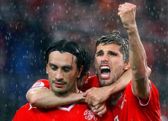 Hakan Yakin (li.) und Valon Behrami (beide Schweiz) - Torjubel -  Fußball EM Herren EURO 2008, Länderspiel, Nationalteam, Nationaltrikot Gruppe Basel Freude, Begeisterung,
