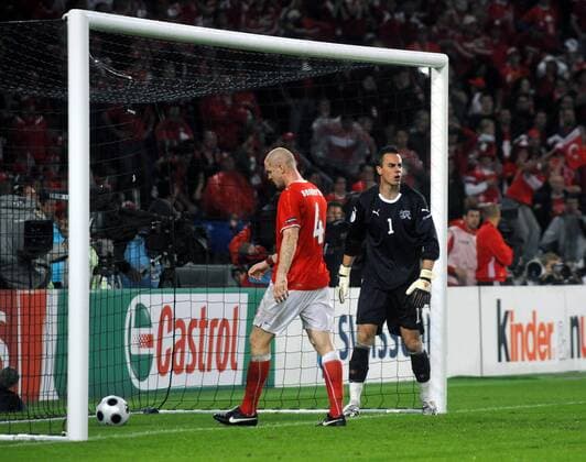 Philippe Senderos (li.) und Torwart Diego Benaglio (beide Schweiz) enttäuscht nach dem späten Gegentreffer Fußball EM Herren EURO 2008, Länderspiel, Nationalteam, Nationaltrikot Gruppe Basel Enttäuschung,