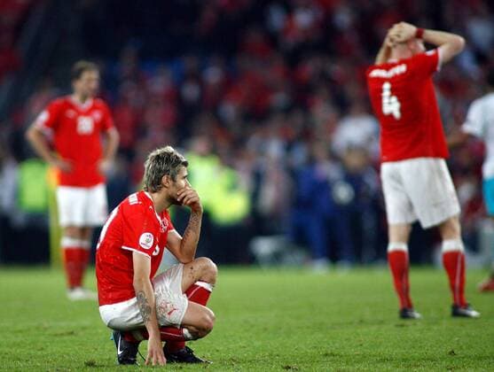 Valon Behrami (Schweiz) enttäuscht -  Fußball EM Herren Euro 2008, Länderspiel, Nationalteam, Nationaltrikot Einzelbild Basel Enttäuschung,