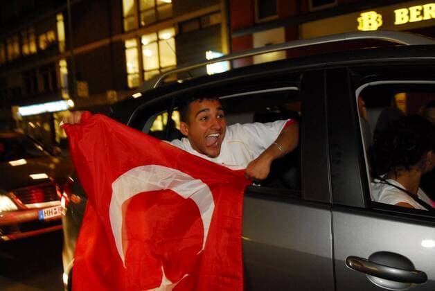 Türkischer Fan bejubelt den EM Sieg gegen das schweizer Team während eines Autokorsos durch Berlin Fußball EM Herren Euro 2008, Länderspiel, Nationalmannschaft, Autokorso, Auto Korso, Feier, feiern Einzelbild Kottbusser Tor Berlin Freude, Begeisterung
