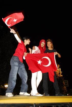 Weibliche türkische Fans jubeln am Rande eines Autokorsos durch Berlin anlässlich der Euro 2008 Fußball EM Herren Euro 2008, Länderspiel, Nationalmannschaft, Autokorso, Auto Korso, Feier, feiern Gruppe Kudamm, Kurfürstendamm Berlin Freude, Begeisterung