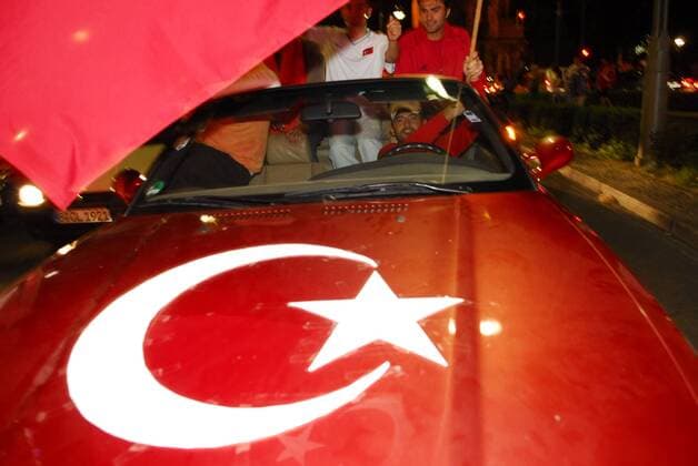 Autokorso türkischer Fans in Berlin anlässlich der Euro 2008 Fußball EM Herren Euro 2008, Länderspiel, Nationalmannschaft, Autokorso, Auto Korso, Feier, feiern Totale Kudamm, Kurfürstendamm Berlin Freude, Begeisterung Fußball EM Herren Euro 2008, Länderspiel, Nationalmannschaft, Autokorso, Auto Korso, Feier, feiern Totale Kudamm, Kurfürstendamm Berlin Freude, Begeisterung