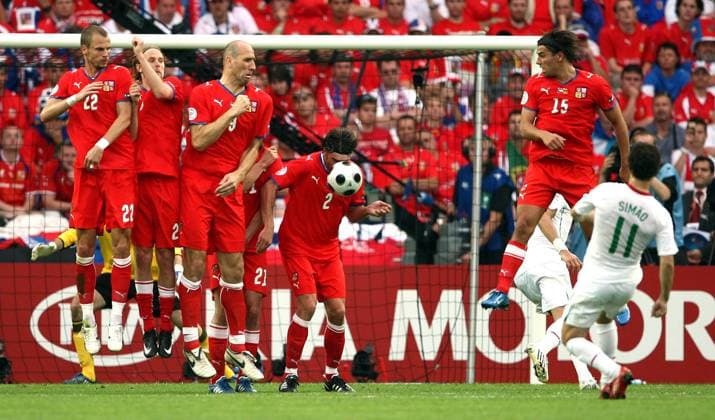Simao Sabrosa (Portugal, re.) gegen die tschechische Mauer, v.li.: David Rozehnal, Jaroslav Plasil, Jan Koller, Zdenek Grygera und Milan Baros - Fußball EM Herren EURO 2008, Länderspiel, Nationalteam, Nationaltrikot, Tschechien - Portugal Gruppe Genf Dynamik, Abwehr,