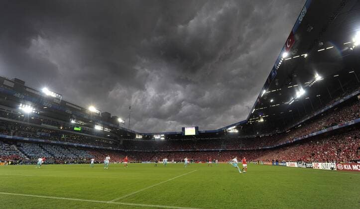 Dunkle Wolken über dem St. Jakob Park in Basel während einem Vorrundenspiel der EURO Fußball EM Herren EURO 2008, Länderspiel, Stadion, Fußballstadion, innen, Innenansicht Totale Basel
