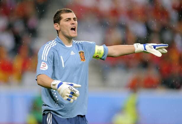 Torwart Iker Casillas (Spanien) gibt die Richtung an Fußball Länderspiel Herren EURO 2008, EM, Nationalteam, Nationaltrikot, Einzelbild Innsbruck