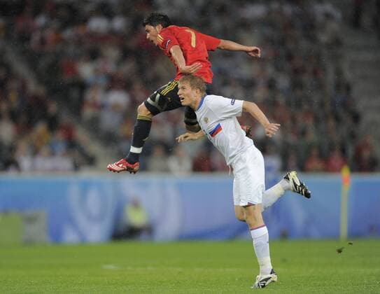 Denis Kolodin (Rußland, re.) gegen David Villa (Spanien) Fußball Länderspiel Herren EURO 2008, EM, Nationalteam, Nationaltrikot, Spanien - Rußland 4:1 Gruppe Innsbruck Dynamik, Kampf,