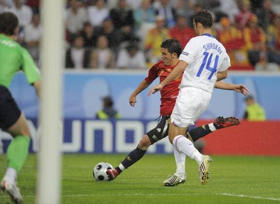 David Villa (Spanien, Mitte) gegen Shirokov (Rußland) Fußball Länderspiel Herren EURO 2008, EM, Nationalteam, Nationaltrikot, Spanien - Rußland 4:1 Gruppe Innsbruck Dynamik,